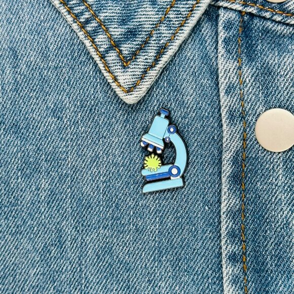 🤩Cute Blue Microscope Enamel Pin - Gift Love Science With Rubber Clutch Brooch - Picture 1 of 6